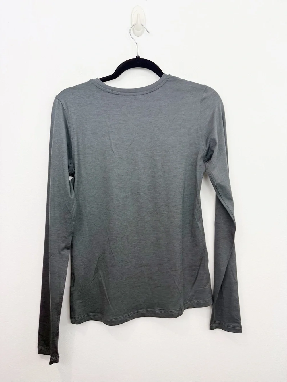 Vuori Women’s Long Sleeve Lux Crew Charcoal Gray Size Small - Picture 5 of 5